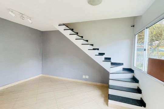 Casa de Condomínio para alugar com 3 quartos, 91m² em Jardim Isis, Cotia