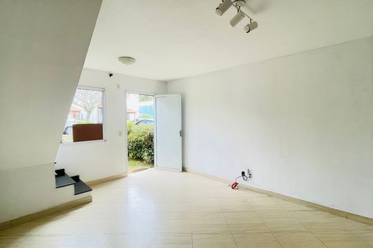 Sala de casa de condomínio para alugar com 3 quartos, 91m² em Jardim Isis, Cotia