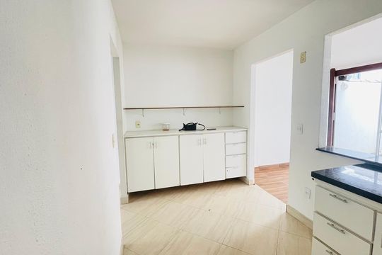 Cozinha de casa de condomínio para alugar com 3 quartos, 91m² em Jardim Isis, Cotia