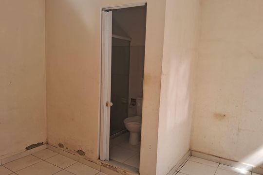 Banheiro de kitnet/studio para alugar com 1 quarto, 25m² em Vargem Grande, Rio de Janeiro