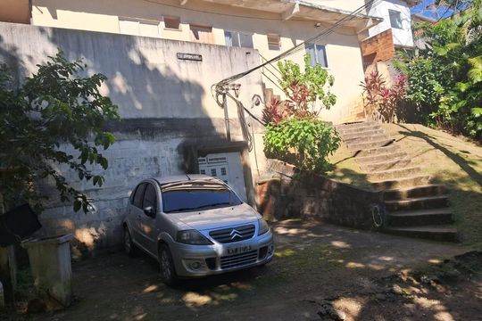 Garagem de kitnet/studio para alugar com 1 quarto, 25m² em Vargem Grande, Rio de Janeiro