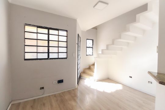 Sala de casa de condomínio para alugar com 2 quartos, 60m² em Núcleo Lageado, São Paulo