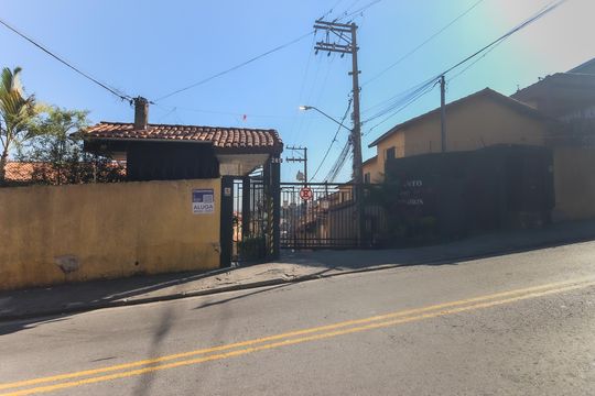 Fachada de casa de condomínio para alugar com 2 quartos, 60m² em Núcleo Lageado, São Paulo