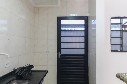 Cozinha de casa de condomínio para alugar com 2 quartos, 60m² em Núcleo Lageado, São Paulo