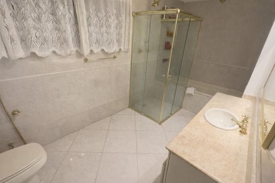 Banheiro de casa de condomínio para alugar com 2 quartos, 240m² em Centro, Ribeirão Pires