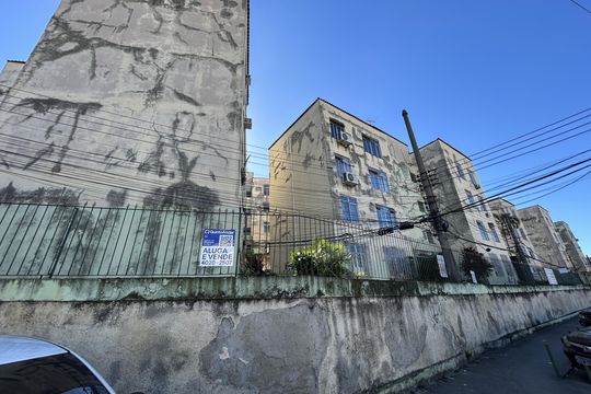 Fachada + placa de apartamento à venda com 2 quartos, 60m² em Pilares, Rio de Janeiro
