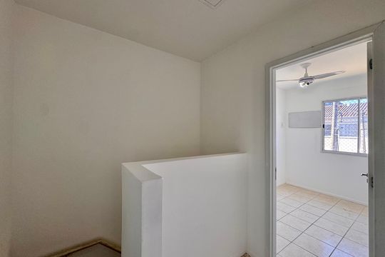 Hall dos dormitórios de apartamento para alugar com 3 quartos, 90m² em Vargem Grande, Rio de Janeiro