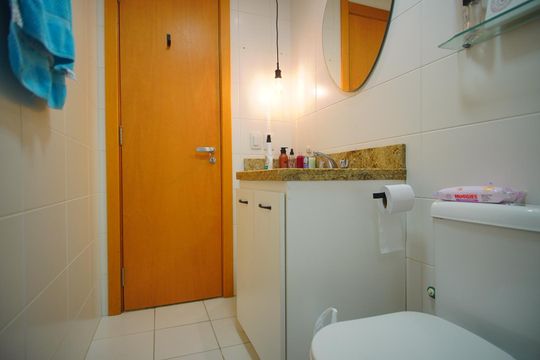 Banheiro Corredor de apartamento à venda com 3 quartos, 90m² em Santa Cecília, Porto Alegre