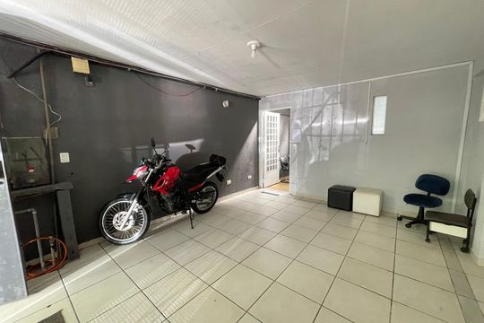 Garagem de casa à venda com 2 quartos, 228m² em Conjunto Residencial Butanta, São Paulo