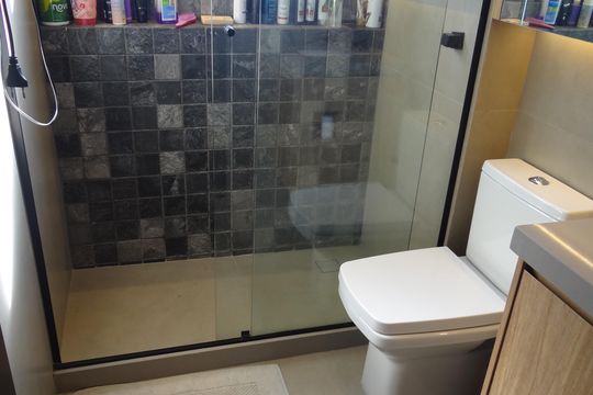 Banheiro de apartamento para alugar com 1 quarto, 65m² em Barra da Tijuca, Rio de Janeiro