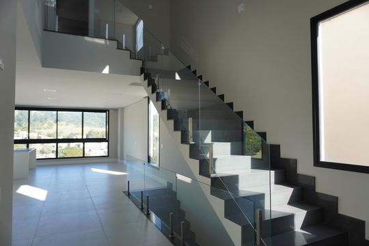Sala  de casa de condomínio à venda com 4 quartos, 300m² em Suru, Barueri