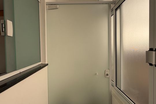 Banheiro de serviço de apartamento para alugar com 2 quartos, 60m² em Boqueirão, Santos