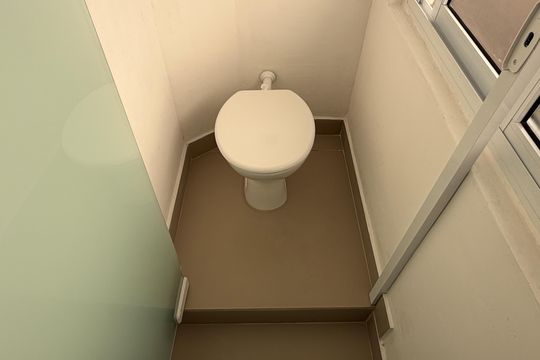 Banheiro de serviço de apartamento para alugar com 2 quartos, 60m² em Boqueirão, Santos