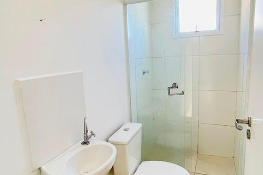 Banheiro social de casa de condomínio para alugar com 2 quartos, 54m² em Parque Santo Afonso, Cotia