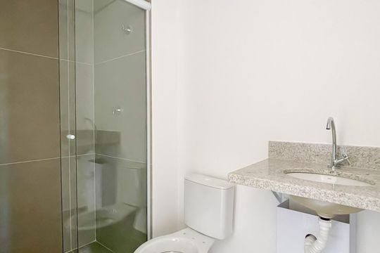 Banheiro de kitnet/studio para alugar com 1 quarto, 22m² em Vila Osasco, Osasco