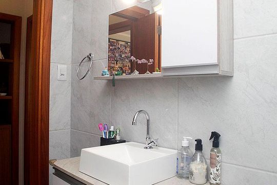 Banheiro de apartamento à venda com 1 quarto, 35m² em Centro Histórico, Porto Alegre