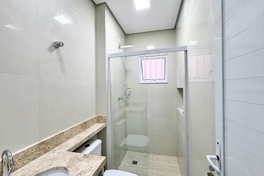 Banheiro de casa de condomínio para alugar com 2 quartos, 80m² em Jardim Mangalot, São Paulo