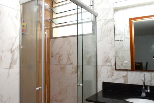 Banheiro de apartamento à venda com 2 quartos, 47m² em Pousada Santo Antonio, Belo Horizonte