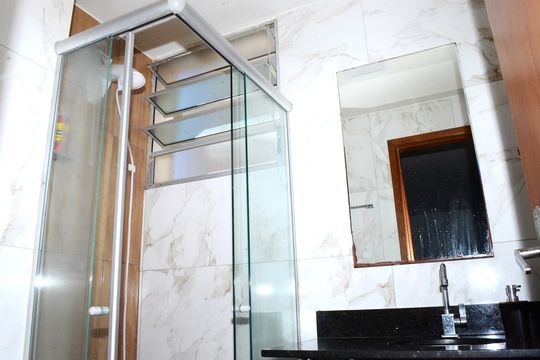 Banheiro de apartamento à venda com 2 quartos, 47m² em Pousada Santo Antonio, Belo Horizonte