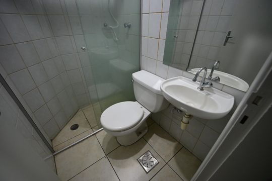 Banheiro social de apartamento para alugar com 2 quartos, 62m² em Setor Bueno, Goiânia