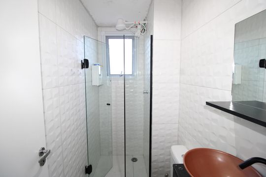 Banheiro de apartamento para alugar com 2 quartos, 40m² em Jardim Helian, São Paulo