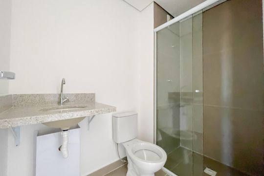 Banheiro de kitnet/studio para alugar com 1 quarto, 25m² em Vila Osasco, Osasco