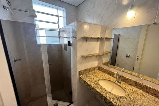 Banheiro social de apartamento para alugar com 3 quartos, 85m² em Floresta, Belo Horizonte