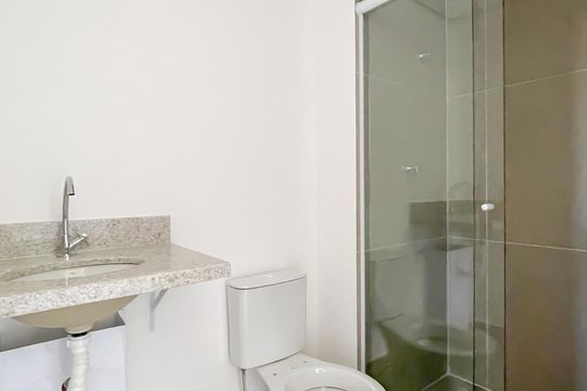 Banheiro de kitnet/studio para alugar com 1 quarto, 24m² em Vila Osasco, Osasco
