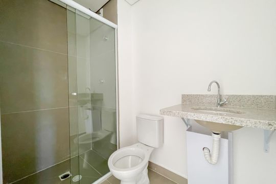 Banheiro de kitnet/studio para alugar com 1 quarto, 25m² em Vila Osasco, Osasco
