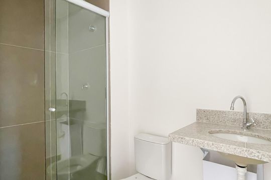 Banheiro de kitnet/studio para alugar com 1 quarto, 25m² em Vila Osasco, Osasco