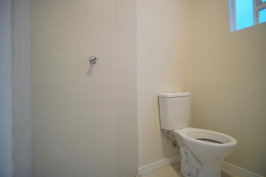 Banheiro de apartamento à venda com 1 quarto, 40m² em Passo D’areia, Porto Alegre