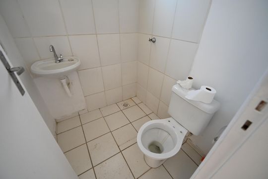 Banheiro de apartamento à venda com 2 quartos, 45m² em Condomínio Resindencial Marata, Goiânia