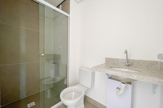 Banheiro de kitnet/studio para alugar com 1 quarto, 25m² em Vila Osasco, Osasco