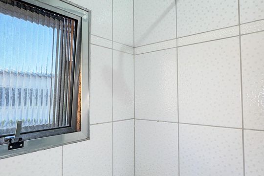Banheiro de casa para alugar com 2 quartos, 150m² em Jardim Caravelas, São Paulo