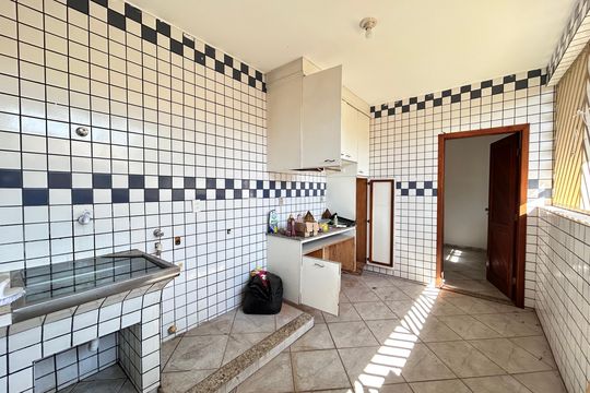 Casa à venda com 5 quartos, 360m² em Serrano, Belo Horizonte