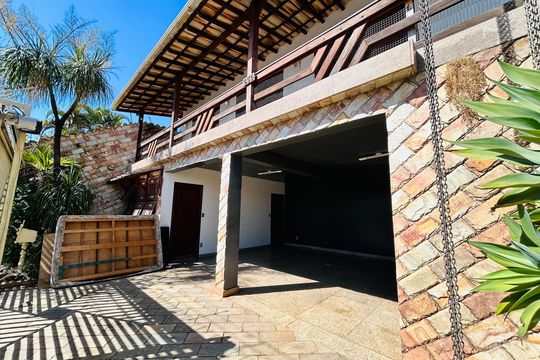 Casa à venda com 5 quartos, 360m² em Serrano, Belo Horizonte