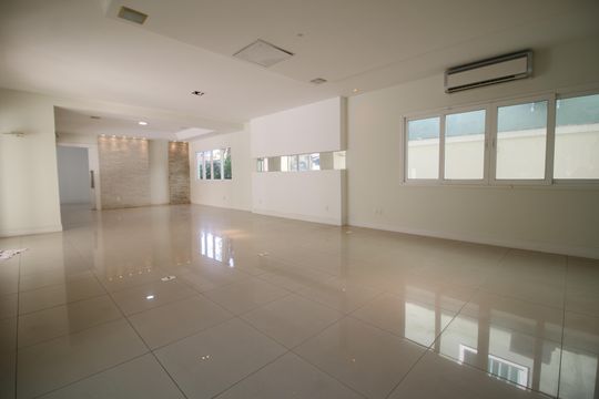 Sala de casa de condomínio à venda com 4 quartos, 597m² em Jacarepaguá, Rio de Janeiro