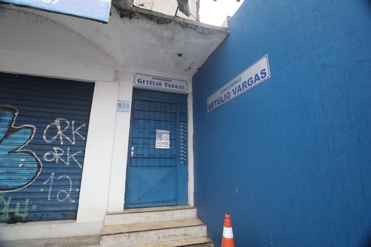 Fachada  de apartamento à venda com 2 quartos, 47m² em Niterói, Canoas