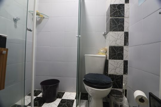 Banheiro  de apartamento à venda com 2 quartos, 47m² em Niterói, Canoas