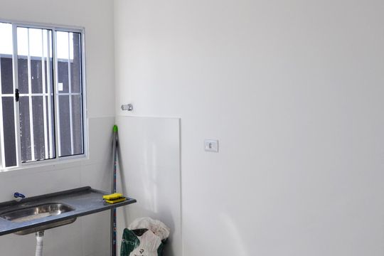 Detalhe - Sala e Cozinha de apartamento para alugar com 1 quarto, 28m² em Vila Zat, São Paulo