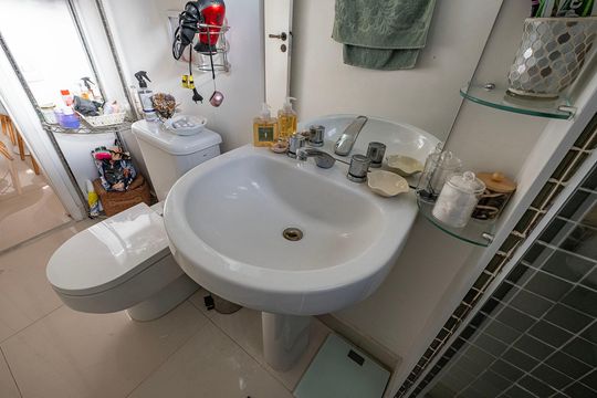 Banheiro de apartamento para alugar com 1 quarto, 45m² em Vila Madalena, São Paulo