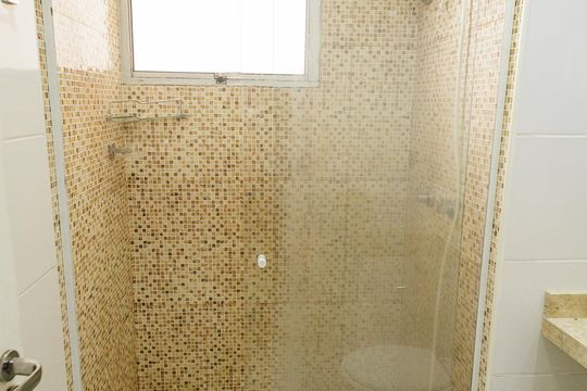 Banheiro de apartamento para alugar com 2 quartos, 45m² em Campo Grande, Rio de Janeiro