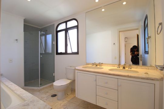 Banheiro da Suíte 3 de apartamento para alugar com 3 quartos, 210m² em Itaim Bibi, São Paulo