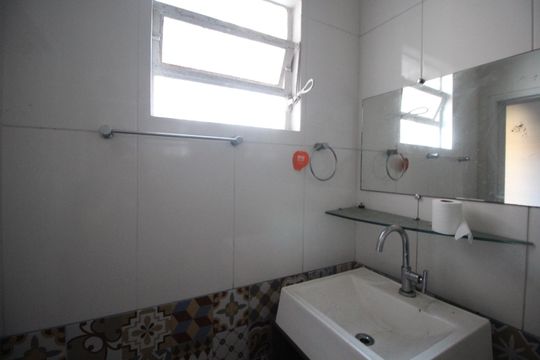 Banheiro de apartamento à venda com 2 quartos, 190m² em Floresta, Porto Alegre