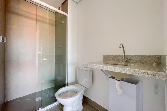 Banheiro de kitnet/studio para alugar com 1 quarto, 30m² em Vila Osasco, Osasco