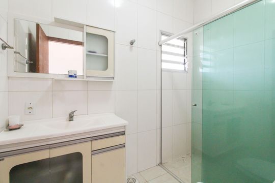 Banheiro 1 de casa à venda com 8 quartos, 1100m² em Niterói, Canoas