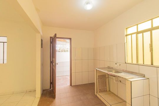 Cozinha de casa para alugar com 3 quartos, 79m² em Pinheirinho, Curitiba