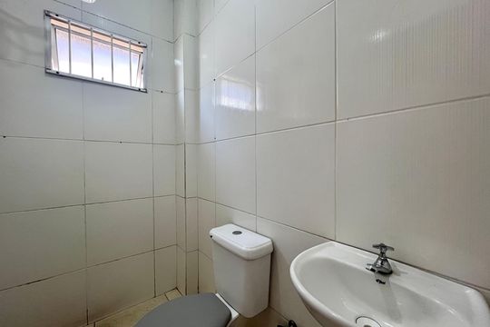 Banheiro social de apartamento para alugar com 2 quartos, 40m² em Parque Xangri-lá, Contagem