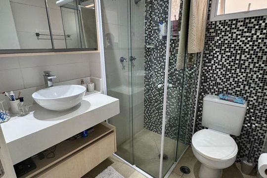 Banheiro de apartamento à venda com 2 quartos, 86m² em Jardim Flor da Montanha, Guarulhos