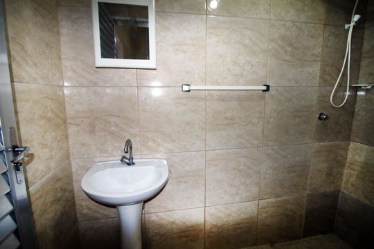 Banheiro de casa para alugar com 1 quarto, 128m² em Penha, Rio de Janeiro